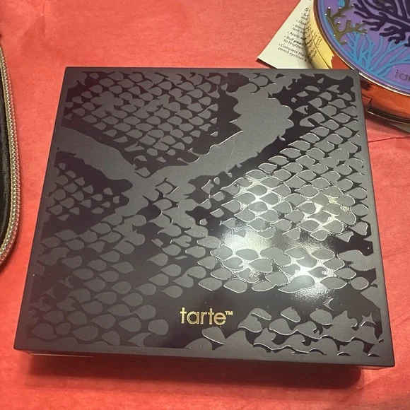 Tarte Gold and White Brush Set with 2 eyeshadow palettes and travel case - Picture 6 of 11